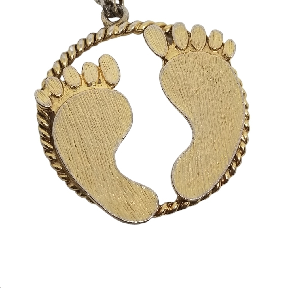 1970S HANG TEN BRAND RARE GOLDTONE FEET LOGO PENDANT CHAIN NECKLACE